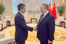El embajador vietnamita en China, Pham Thanh Binh (izquierda), y Liu Jianchao, jefe del Departamento Internacional del Comité Central del Partido Comunista de China. (Fotografía: Nhan Dan)