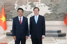 El presidente de la Fiscalía Popular Suprema de Vietnam, Nguyen Huy Tien (izquierda), y su par chino. Ying Yong. (Fotografía: Nhan Dan)