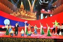 Espectáculo artístico en un acto por el 60 aniversario de las relaciones diplomáticas Vietnam-Laos y el 45 de la firma del Tratado de Amistad y Cooperación binacional. (Fotografía: Dang Khoa)