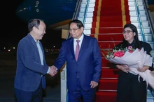 El subjefe de la Oficina Gubernamental, Nguyen Sy Hiep, recibe al primer ministro Pham Minh Chinh y su esposa en el aeropuerto internacional de Noi Bai, Hanói. (Fotografía: baochinhphu.vn)
