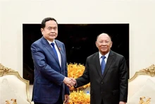 El presidente de la Asamblea Nacional de Vietnam, Tran Thanh Man (izquierda), se reúne con el expresidente de la Asamblea Nacional de Camboya, Samdech Heng Samrin. (Fotografía: VNA)