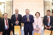 El secretario general del Partido Comunista de Vietnam, To Lam, se reúne con destacados ciudadanos y empresarios vietnamitas quienes viven en las naciones de la Asean. (Fotografía: VNA)
