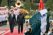 El presidente Luong Cuong (izquierda) y su homólogo de Burundi, Évariste Ndayishimiye, en la ceremonia de bienvenida. (Fotografía: Nhan Dan)