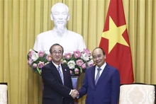 El presidente de Vietnam, Nguyen Xuan Phuc (derecha), recibe al gobernador de la prefectura japonesa de Niigata, Hanazumi Hideyo. (Fotografía: VNA)