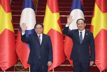 El primer ministro de Vietnam, Pham Minh Chinh, y su homólogo laosiano, Sonexay Siphandone, en el acto de balance del Año de Amistad y Solidaridad binacional. (Fotografía: VNA)