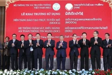 Representantes de Vietnam y Laos en el acto de entrega de plataformas digitales. (Fotografía: VNA)