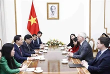 Encuentro entre el vicepremier vietnamita Le Minh Khai y el presidente y director ejecutivo de la SIA, John Neuffer. (Fotografía: VNA)