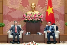 El presidente de la Asamblea Nacional de Vietnam, Vuong Dinh Hue, conversa con el embajador Giorgio Aliberti, jefe de la delegación de la UE en el país. (Fotografía: Nhan Dan)