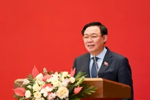 El presidente de la Asamblea Nacional de Vietnam, Vuong Dinh Hue, habla en la cita. (Fotografía: Nhan Dan).