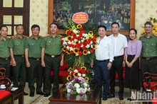 El viceministro de Seguridad Pública Tran Quoc To felicita a representantes de Nhan Dan. (Fotografía: Nhan Dan)