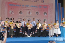 Debutan los embajadores de la cultura de lectura de Ciudad Ho Chi Minh para el mandato 2024-2025 en la inauguración nacional del Día del Libro y la Cultura de Lectura de Vietnam 2025, el 10 de abril. (Fotografía: Nhan Dan)