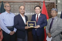 El presidente de la Asamblea Nacional de Vietnam, Vuong Dinh Hue (derecha), entrega un obsequio al presidente del Comité de Asuntos Exteriores del Parlamento de Bangladés, Muhammad Faruk Khan. (Fotografía: VNA)
