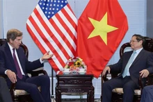 El primer ministro de Vietnam, Pham Minh Chinh (derecha), en el encuentro con el enviado especial del Presidente de Estados Unidos para el Clima, John Kerry. (Fotografía: VNA)