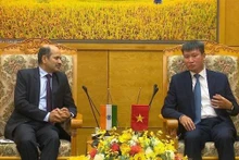 El presidente del Comité Popular de la provincia norteña montañosa de Yen Bai, Tran Huy Tuan, y el embajador de la India en Vietnam, Sandeep Arya. (Fotografía: VNA)