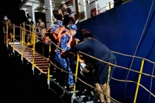 Traslado del paciente del buque Deryoung Sunnysky al barco 2011 de la Guardia Costera. (Fotografía: VNA)