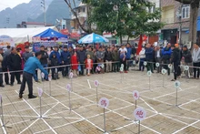 Un juego folclórico en el festival. (Fotografía: baocaobang.vn)