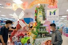 Los clientes eligen cosméticos en un supermercado en Ciudad Ho Chi Minh. (Foto de cortesía de Saigon Co.op)
