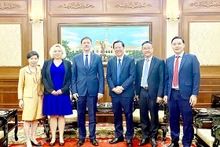 Encuentro entre Phan Van Mai, presidente del Comité Popular de Ciudad Ho Chi Minh, y Baloghdi Tibor, embajador de Hungría en Vietnam. (Fotografía: VNA)