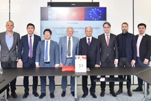 En la reunión entre el embajador de Vietnam en Francia, Dinh Toan Thang (cuarto desde la derecha), y el presidente de la Cámara de Comercio e Industria de Alsacia Eurometropole, Jean-Luc Heimburger. (Fotografía: Nhan Dan)