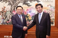 El presidente de la Asamblea Nacional de Vietnam, Vuong Dinh Hue (izquierda), y el miembro permanente del Buró Político del Comité Central del Partido Comunista de China y presidente del Comité Nacional de la Conferencia Consultiva Política del Pueblo Chino, Wang Huning. (Fotografía: VNA)