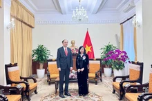 La viceministra de Relaciones Exteriores de Vietnam Le Thi Thu Hang y el embajador de Armenia en Vietnam, Suren Baghdasaryan. (Fotografía: Ministerio de Relaciones Exteriores de Vietnam)