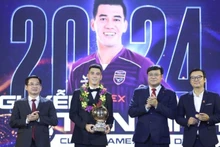 El delantero Nguyen Tien Linh, del club Becamex Binh Duong, recibe el Balón de Oro de Vietnam 2024. (Fotografía: Nhan Dan)