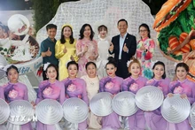 La vicecanciller y presidenta del Comité Estatal para Asuntos de los Vietnamitas en el Extranjero, Le Thi Thu Hang, el embajador vietnamita en Singapur, Tran Phuoc Anh, y los artistas vietnamitas. (Fotografía: VNA)