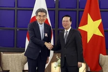 Mitsuo Ochi, presidente de laUniversidad de Hiroshima, y el presidente de Vietnam, Vo Van Thuong (derecha). (Fotografía: VNA)