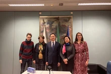 El embajador de Vietnam en Italia, Duong Hai Hung, se toma foto con Zamboni Silva, vicepresidenta del Consejo Regional de Emilia-Romaña. (Fotografía: VNA)