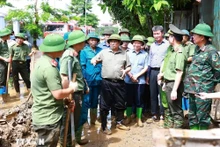 El primer ministro Pham Minh Chinh visita Yen Bai, una de las provincias más afectadas por el tifón Yagi. (Fotografía: VNA)