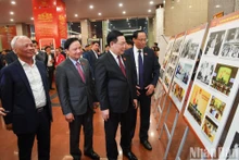 [Foto] Honran obras periodísticas sobre Asamblea Nacional y Consejos Populares de Vietnam