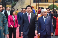[Foto] Presidente Luong Cuong ofrece inciensos en Ciudadela Imperial de Thang Long