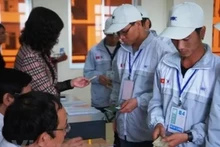 Vietnamitas hacen trámites para ir a trabajar a Corea del Sur. (Fotografía: VNA)