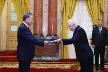 El secretario general del Partido Comunista y presidente de Vietnam, To Lam, y el embajador argentino, Marcos Antonio Bednarski. (Fotografía: VNA)