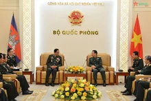 El general Phan Van Giang (derecha) y el general Kun Kim. (Fotografía: qdnd.vn)