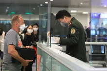 Un extranjero ingresa a Vietnam. (Fotografía: VNA)