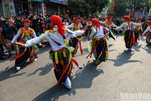 Peculiar danza de hombres disfrazados de mujer en aldea vietnamita de Trieu Khuc