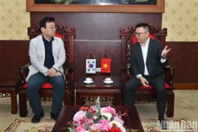 El compañero Le Quoc Minh se reúne con el presidente de la Asociación de Periodistas de Corea del Sur, Park Jong Hyun. (Fotografía: Nhan Dan)