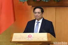 El primer ministro Pham Minh Chinh preside la reunión. (Fotografía: VNA)