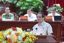El primer ministro de Vietnam, Pham Minh Chinh, habla en la reunión con votantes de Can Tho. (Fotografía: VNA)