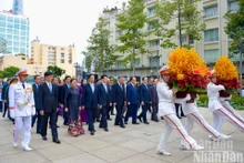 La delegación en el Parque del Monumento dedicado al Presidente Ho Chi Minh en el distrito 1. (Fotografía: Nhan Dan)