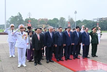 Una delegación de alto rango de representares del Comité Central del Partido Comunista de Vietnam, el Estado, la Asamblea Nacional, el Gobierno y el Frente de la Patria depositan ofrendas florales ante el Mausoleo dedicado al Presidente Ho Chi Minh. (Fotografía: Nhan Dan)