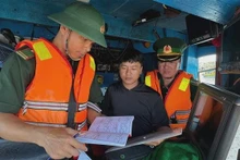 Oficiales de la guardia costera vietnamita realizan inspección en barcos pesqueros. (Fotografía: VNA)