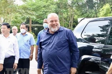 El primer ministro Manuel Marrero Cruz en los Túneles de Cu Chi. (Fotografía: VNA)