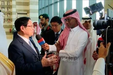 El primer ministro de Vietnam, Pham Minh Chinh, en una entrevista concedida al canal de noticias financieras Asharq Economy con Bloomberg. (Fotografía: VNA)