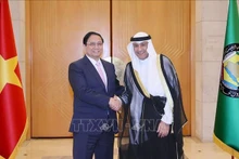 El primer ministro de Vietnam, Pham Minh Chinh (izquierda), y el secretario general del CCG, Jassim Muhammad Al-Budaiwi. (Fotografía: VNA)