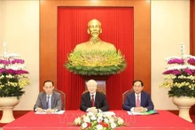 El secretario general del PCV, Nguyen Phu Trong (medio) durante la llamada telefónica. (Fotografía: VNA)