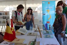 Los visitantes ojean el libro del fallecido secretario general del Partido Comunista de Vietnam Nguyen Phu Trong. (Fotografía: VNA)