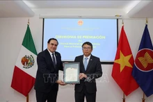 El embajador de Vietnam en México, Nguyen Van Hai, entrega el premio a Mouris Salloum George, director general del Club de Periodistas de México. (Fotografía: VNA)