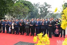 [Foto] Dirigente vietnamita rinde homenaje al fundador de la capital nacional